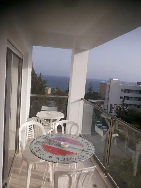 Агиос Тихонас: 3 Bedroom Apartment with Sea View