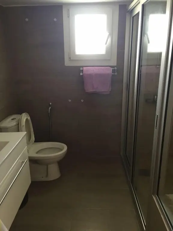 Агиос Тихонас: 3 Bedroom Apartment with Sea View
