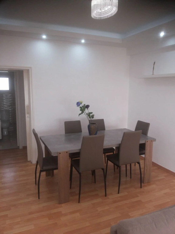 Агиос Тихонас: 3 Bedroom Apartment with Sea View