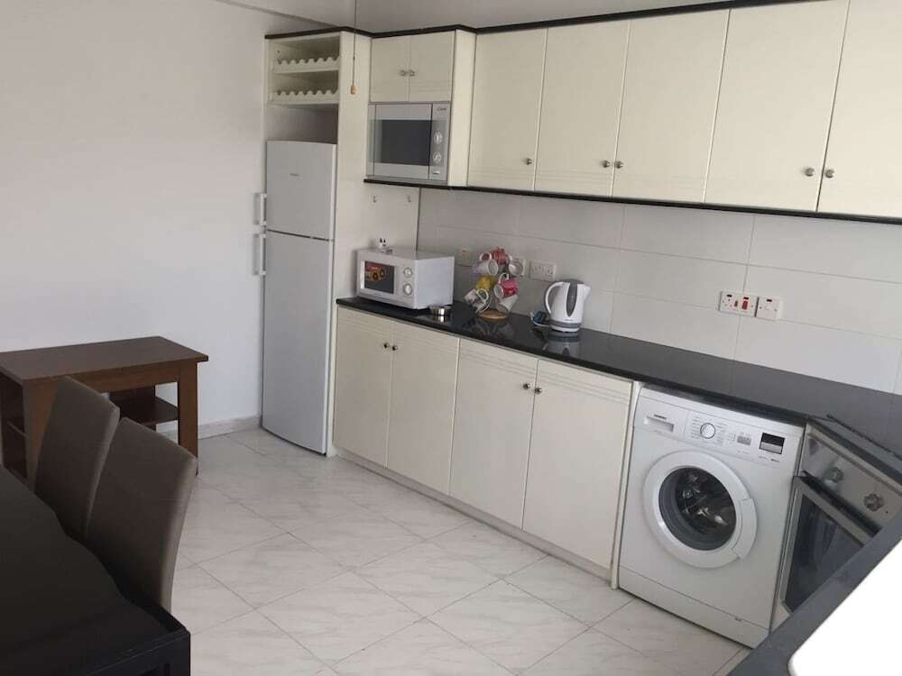 Агиос Тихонас: 3 Bedroom Apartment with Sea View