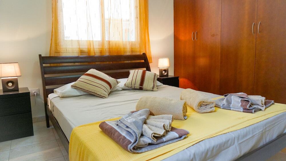 Пейя: Beachfront Azura Sunrise