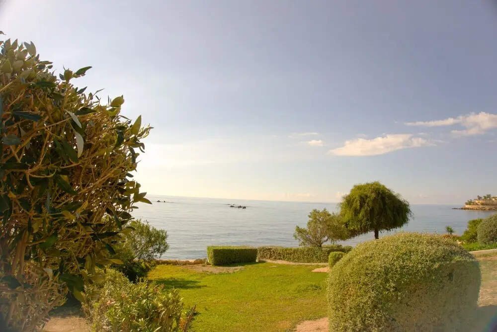 Пейя: Beachfront Azura Sunrise