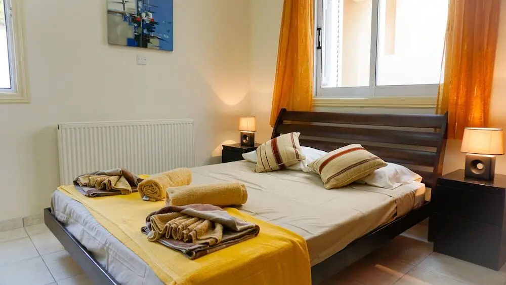 Пейя: Beachfront Azura Sunrise