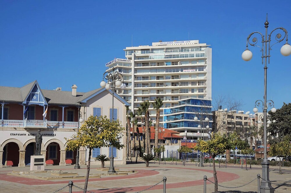 Finikoudes Seaview Beach Apartment — фото 1