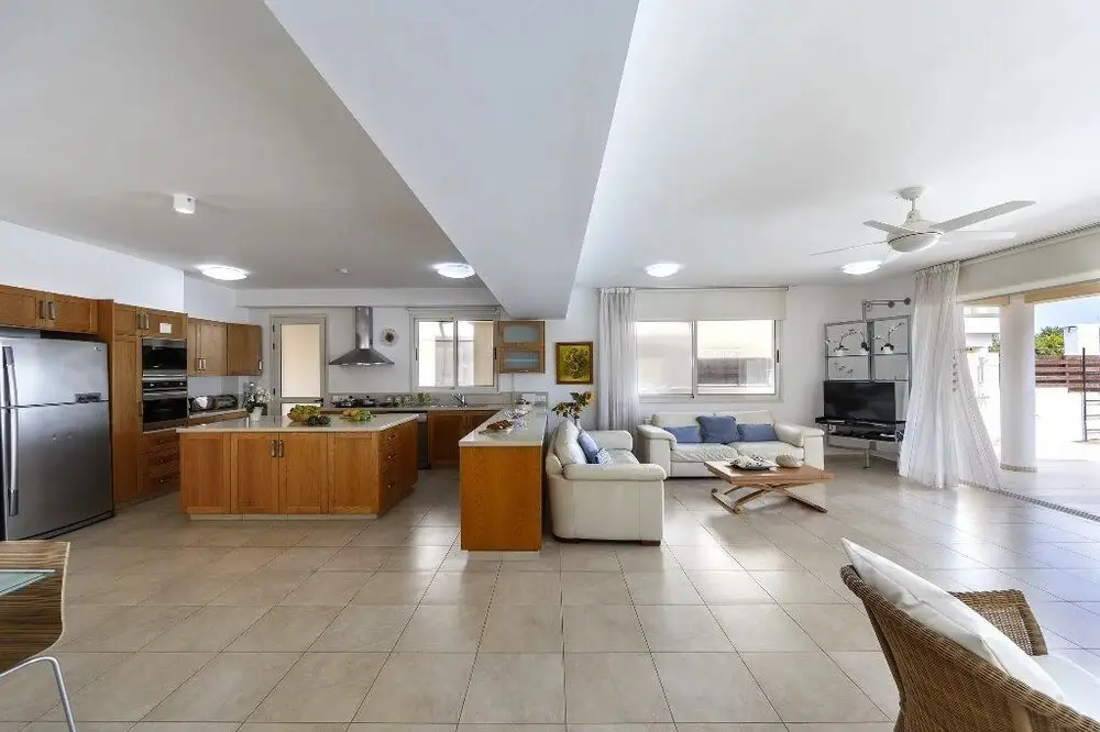 Паралимни: Protaras Beachfront Villa Pietra