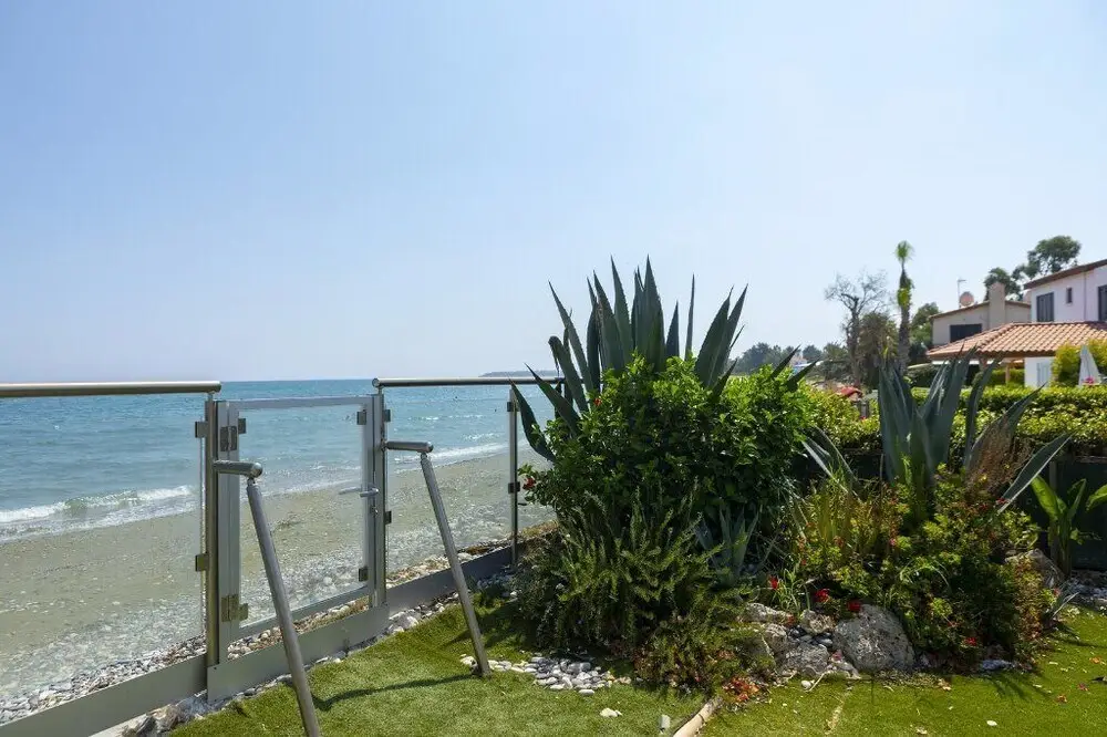 Перволия: Meneou Beachfront Villa 3