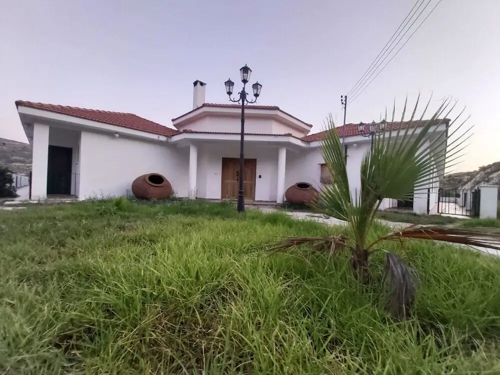 Какопетрия: Koilani Gardens