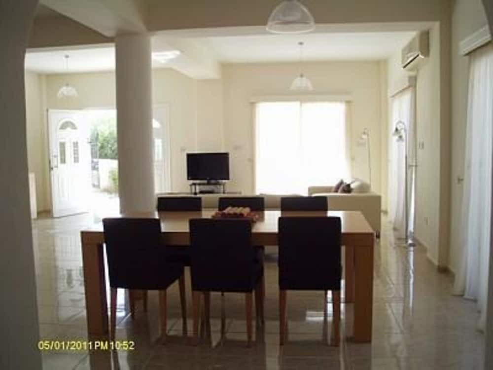 Хлорака: 3 Bed Villa 10 Minutes Drive From Beautiful Beach
