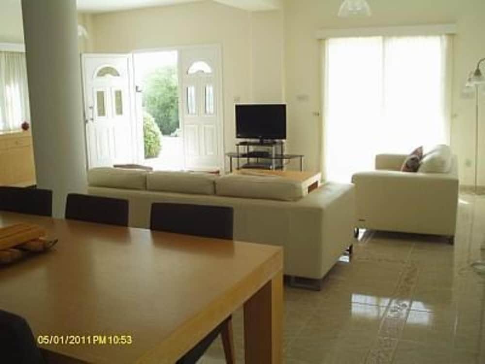 Хлорака: 3 Bed Villa 10 Minutes Drive From Beautiful Beach