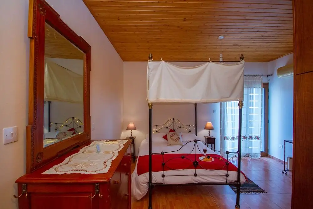 Какопетрия: Aethra Cottage