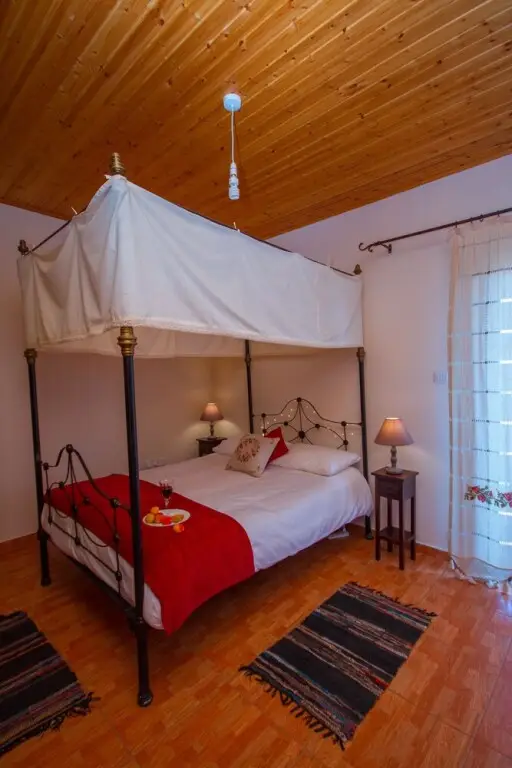 Какопетрия: Aethra Cottage