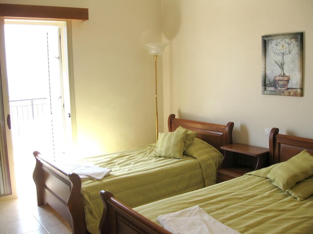 Аргака: Property With 5 Bedrooms in Argaka Village, Paphos, Cyprus - 800 m From the Beach