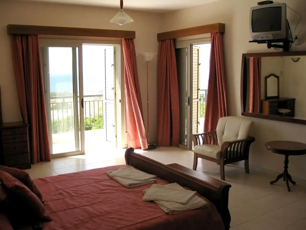 Аргака: Property With 5 Bedrooms in Argaka Village, Paphos, Cyprus - 800 m From the Beach
