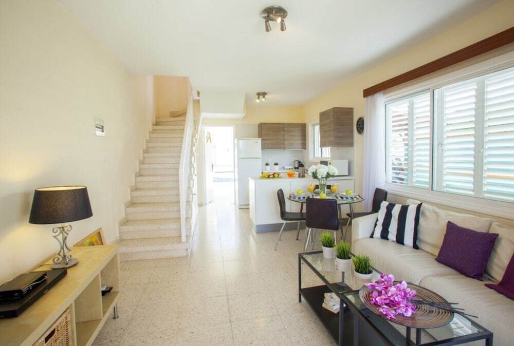 Перволия: Villa for Rent in Larnaca 1012