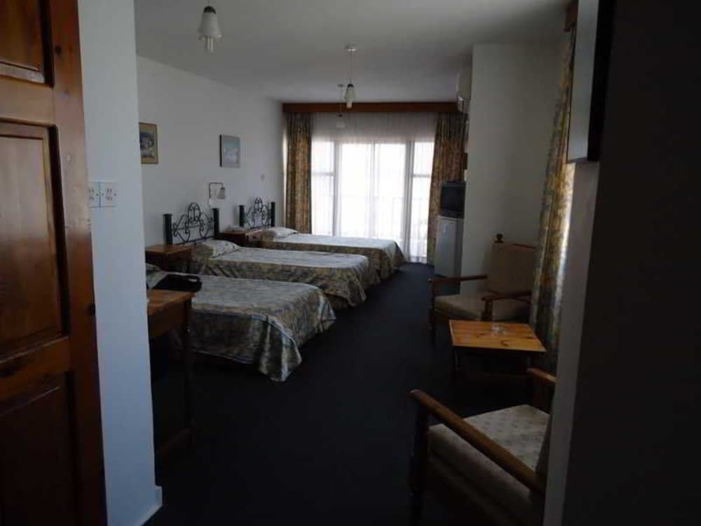Кирения: Harbour Scene Hotel