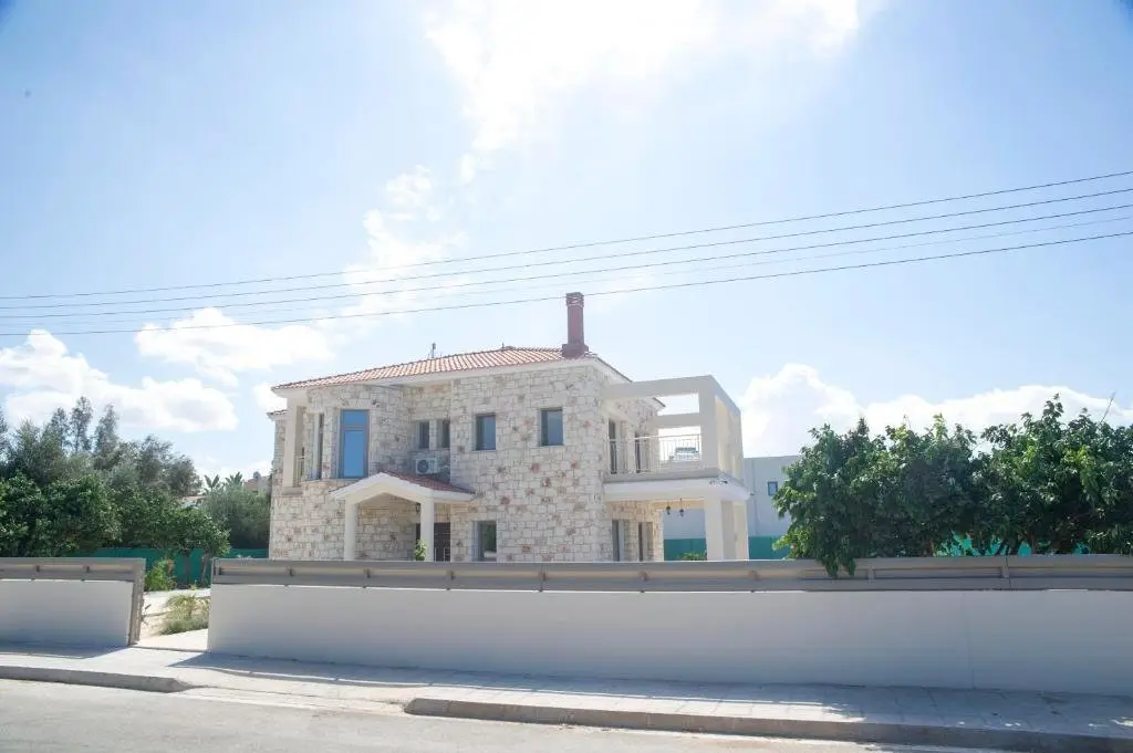 Stunning new Beach Front Villa,1st Line to the Beach, Large Pool, Wonderful Area — фото 1