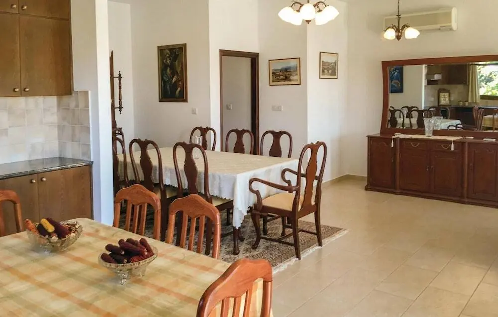 Скарину: Beautiful Home in Maroni Lamaka With Wifi and 4 Bedrooms