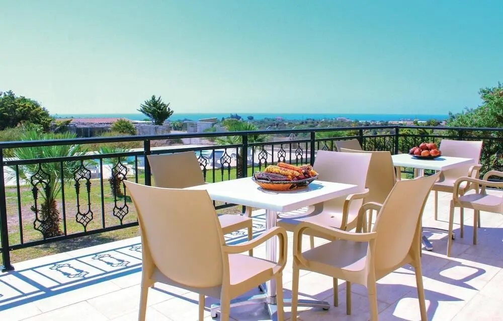 Скарину: Beautiful Home in Maroni Lamaka With Wifi and 4 Bedrooms