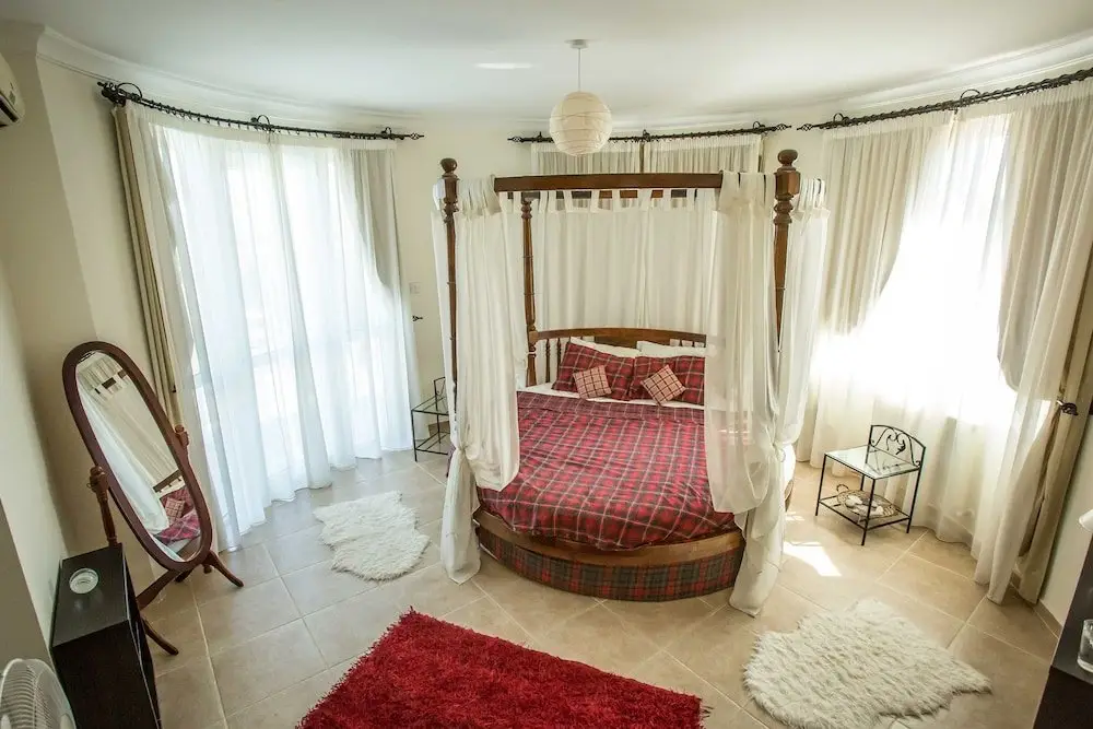 Алсанджак: Captivating 5-bed Villa With Private Pool & Garden