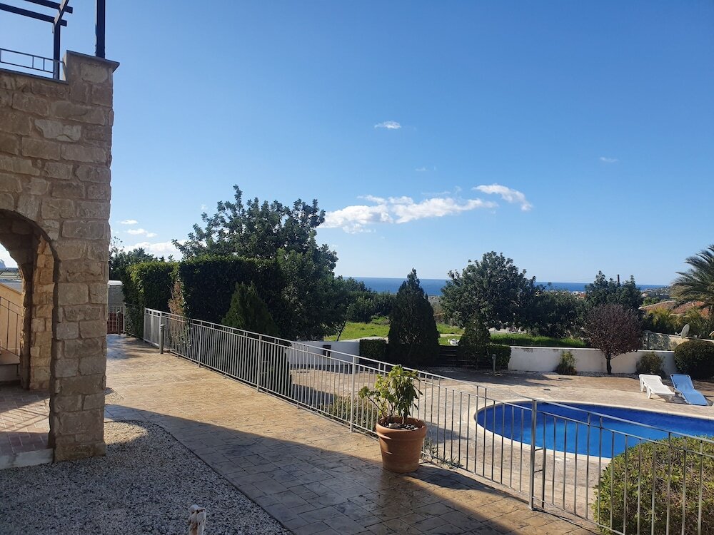 Пейя: Spacious and Modern 2 bed Apartment in Peyia