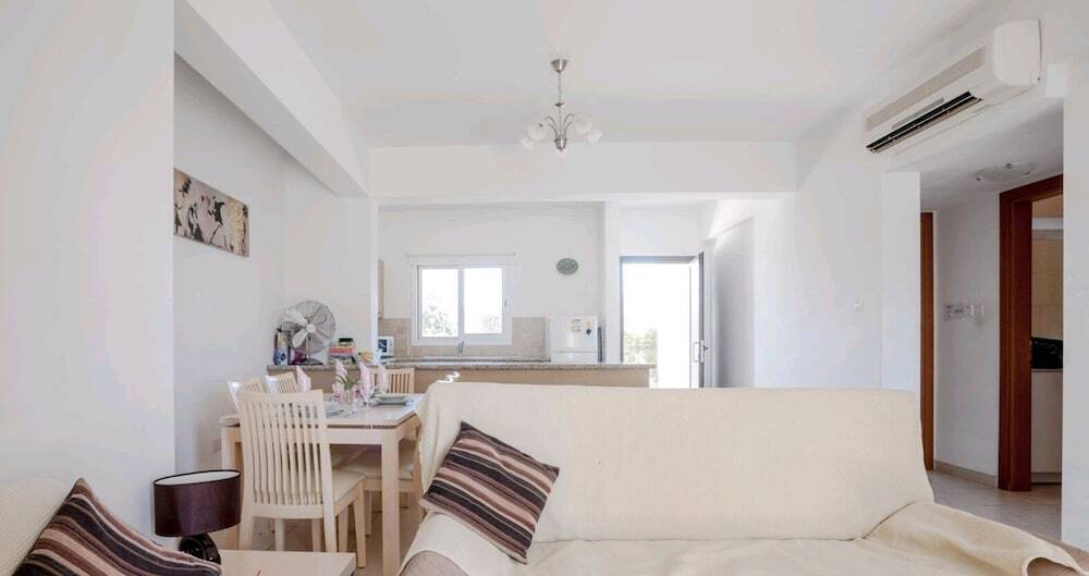 Пейя: Spacious and Modern 2 bed Apartment in Peyia