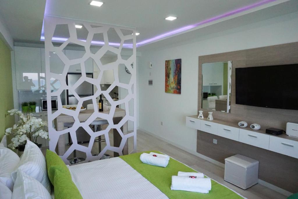 Ларнака: Lazuli Beachfront Apartment 405