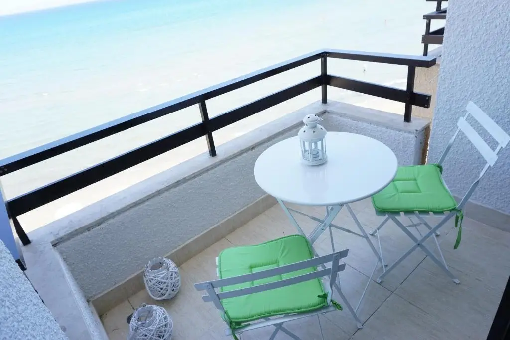 Ларнака: Lazuli Beachfront Apartment 405
