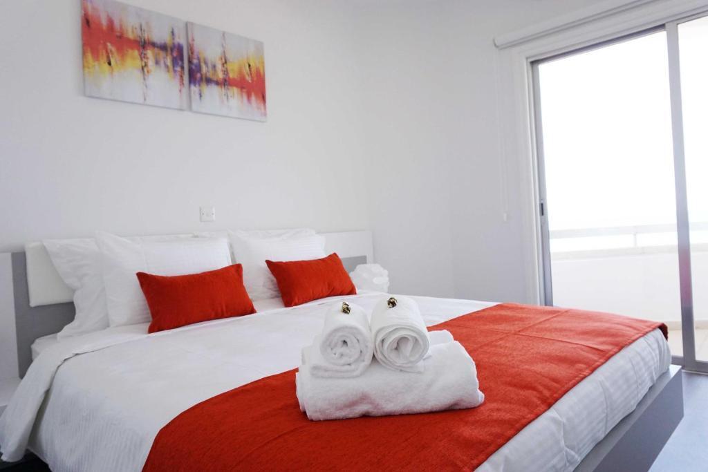 Ларнака: Lazuli Beachfront Apartment 43