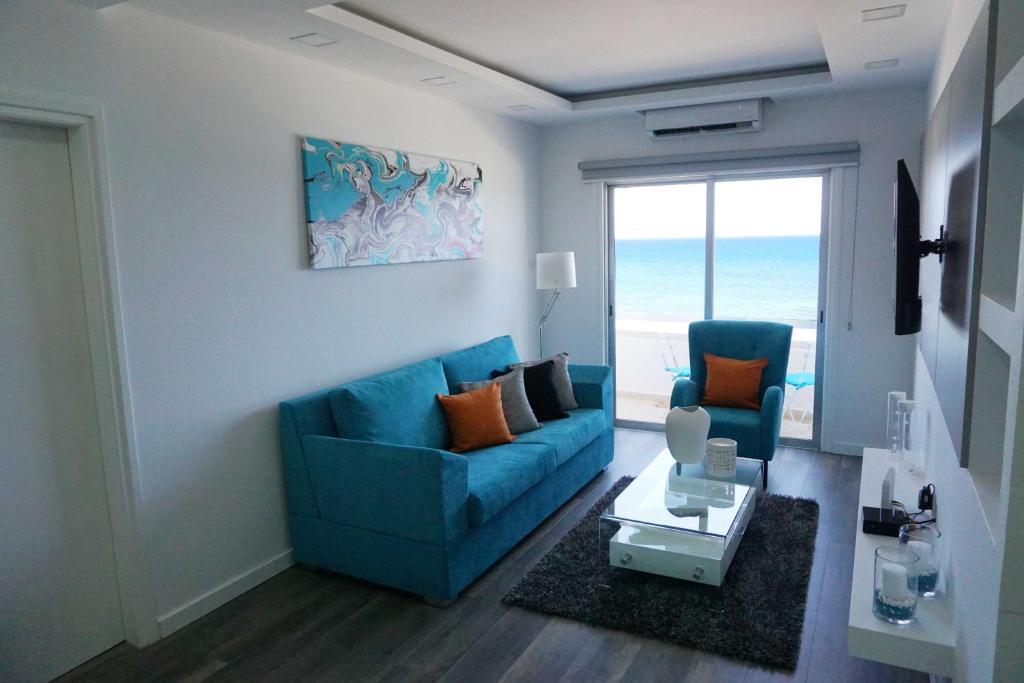 Ларнака: Lazuli Beachfront Apartment 43