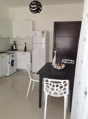 Кирения: White Suit Apartment