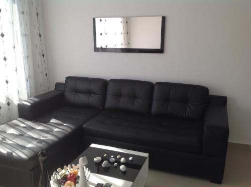 Кирения: White Suit Apartment