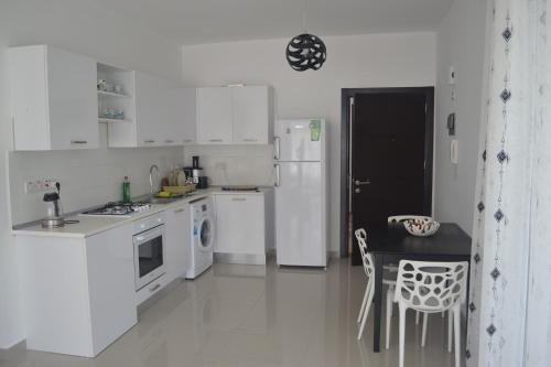 Кирения: White Suit Apartment