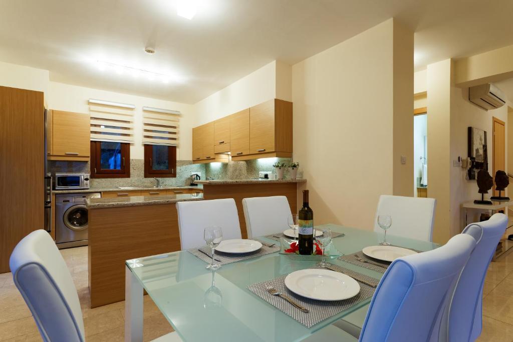 Куклия: 2 bedroom Villa Iremos with private pool and sea views, Aphrodite Hills Resort
