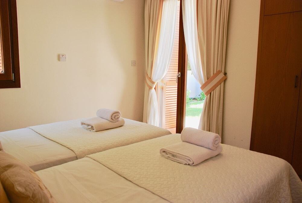 Куклия: 3 bedroom Villa Pera 12 with 10x5m private pool, within walking distance to resort village square, resort facilities, Aphrodite Hills