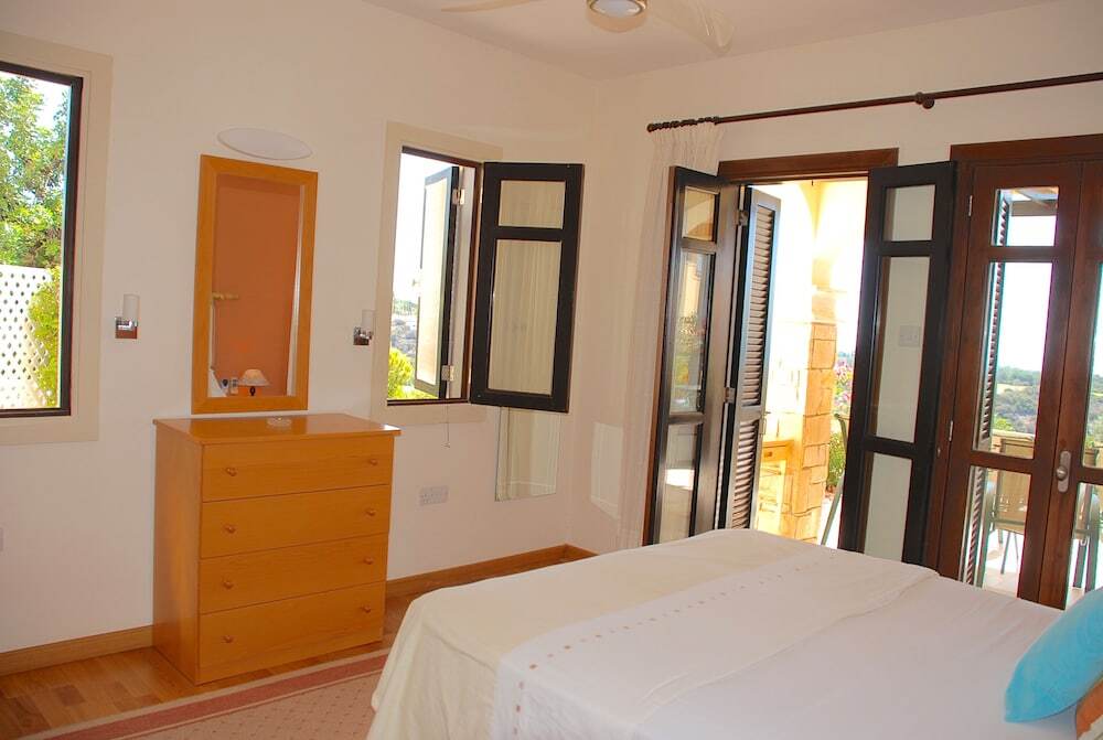 Куклия: Lovely 3 bedroom ground floor apartment 'D01' - amazing golf and sea views, communal pool and resort facilities, Orpheus Village, Aphrodite Hi