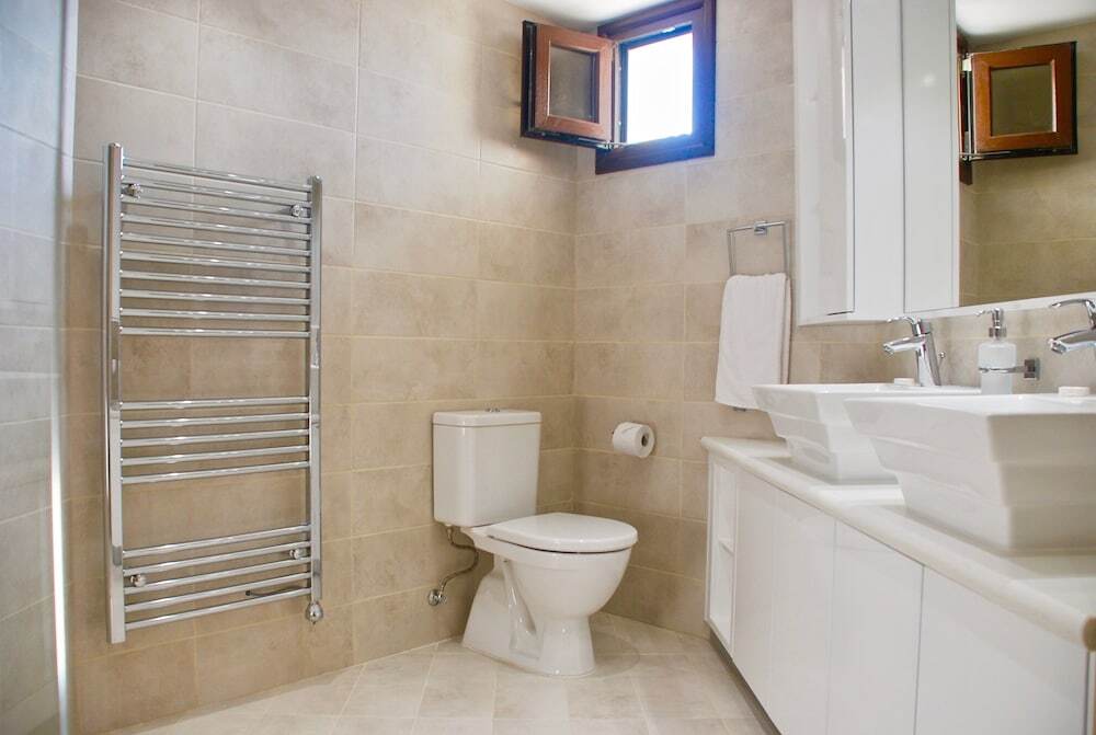 Куклия: Lovely 2 Bedroom Apartment 'E11' - with Pretty Views, Communal Pool And Resort Facilities, Orpheus Village on Aphrodite Hills Resort