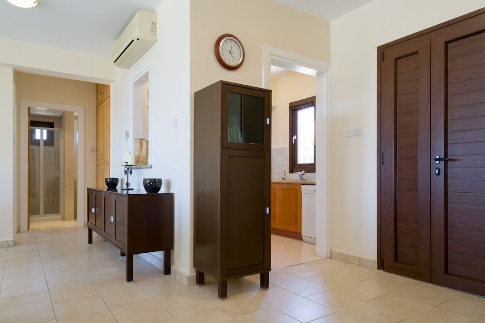 Куклия: Lovely 2 Bedroom Apartment 'E11' - with Pretty Views, Communal Pool And Resort Facilities, Orpheus Village on Aphrodite Hills Resort