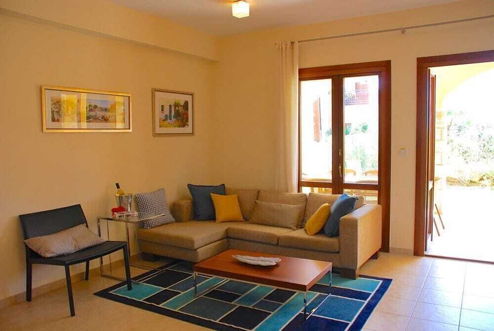 Куклия: Charming 2 Bedroom Ground Floor Apartment 'Cb01' - with Private Garden, Communal Pool And Resort Facilities, Theseus Village on Aphrodite Hill