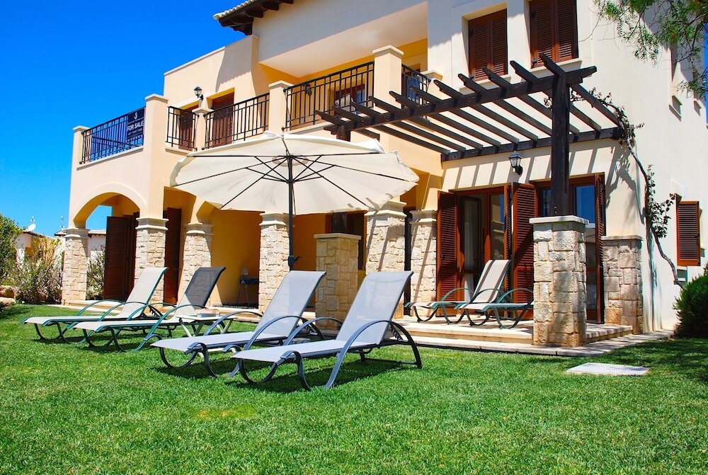 Charming 2 Bedroom Ground Floor Apartment 'Cb01' - with Private Garden, Communal Pool And Resort Facilities, Theseus Village on Aphrodite Hill — фото 1