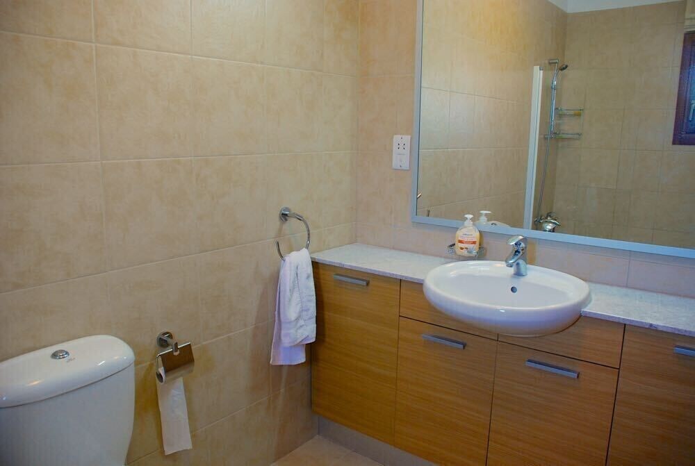 Куклия: Charming 2 Bedroom Ground Floor Apartment 'Cb01' - with Private Garden, Communal Pool And Resort Facilities, Theseus Village on Aphrodite Hill