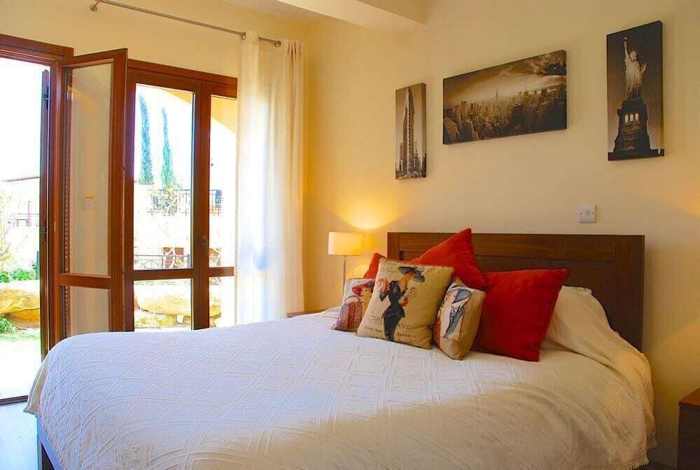 Куклия: Charming 2 Bedroom Ground Floor Apartment 'Cb01' - with Private Garden, Communal Pool And Resort Facilities, Theseus Village on Aphrodite Hill