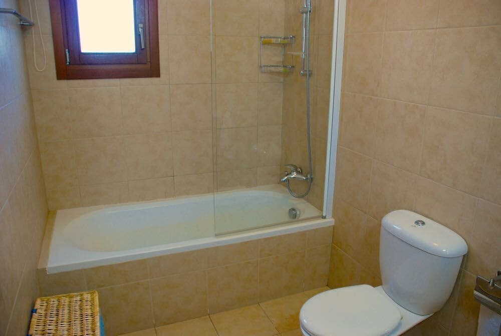 Куклия: Charming 2 Bedroom Ground Floor Apartment 'Cb01' - with Private Garden, Communal Pool And Resort Facilities, Theseus Village on Aphrodite Hill