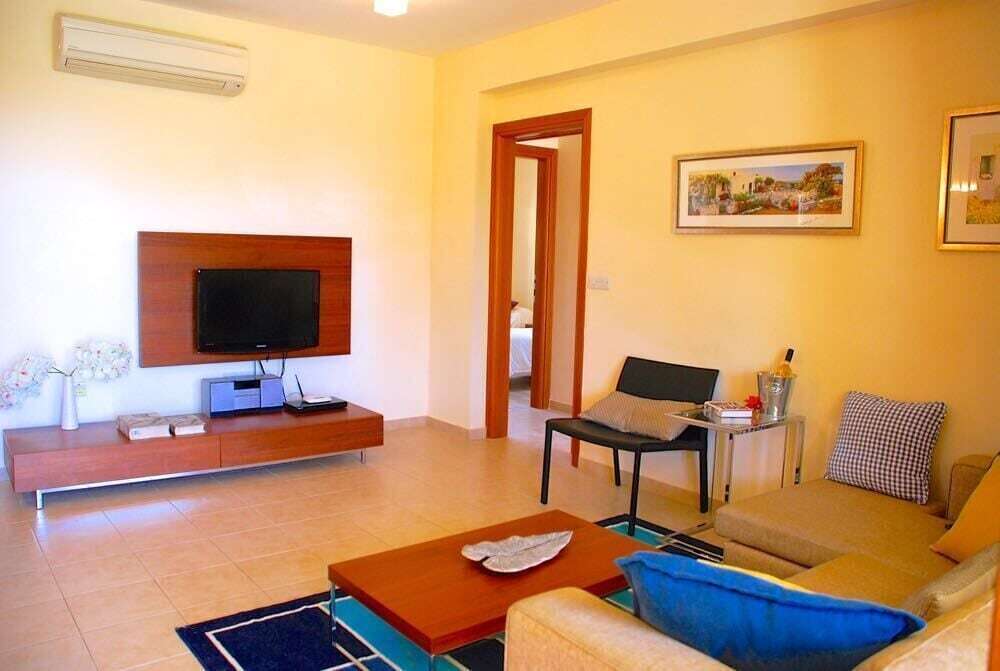 Куклия: Charming 2 Bedroom Ground Floor Apartment 'Cb01' - with Private Garden, Communal Pool And Resort Facilities, Theseus Village on Aphrodite Hill
