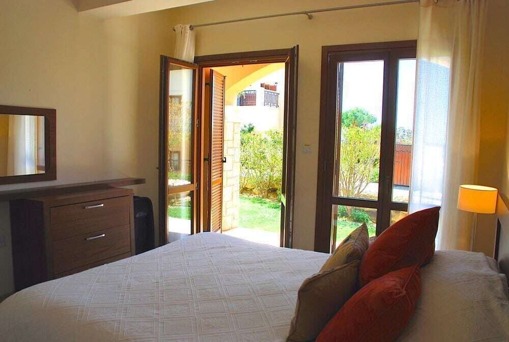 Куклия: Charming 2 Bedroom Ground Floor Apartment 'Cb01' - with Private Garden, Communal Pool And Resort Facilities, Theseus Village on Aphrodite Hill