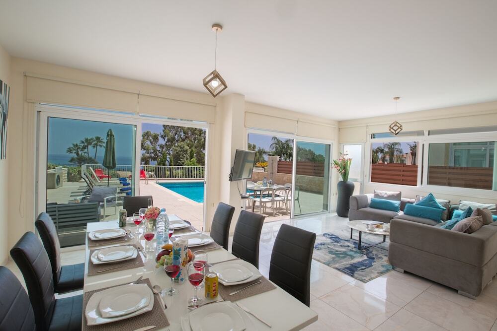 Протарас: Protaras Mesogeios Villa Me16 Beachfront Villa in Protaras Center