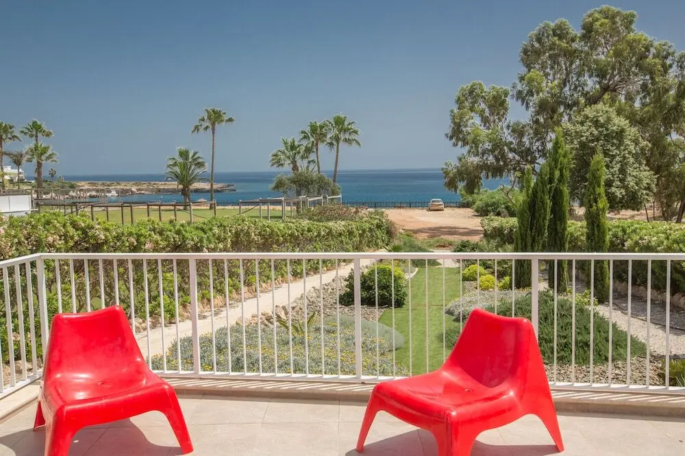 Протарас: Protaras Mesogeios Villa Me16 Beachfront Villa in Protaras Center