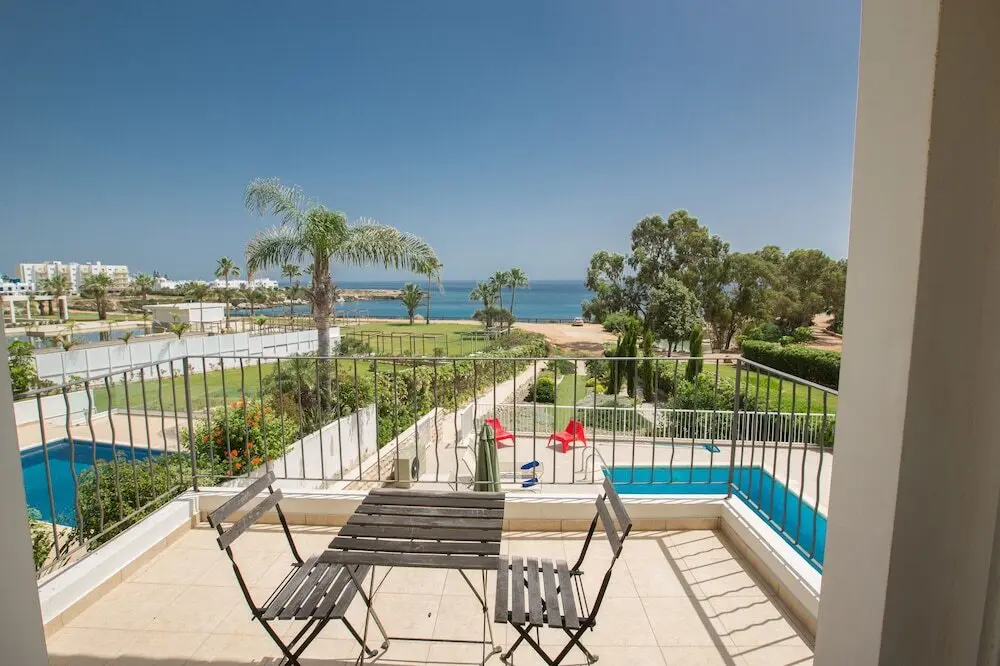 Протарас: Protaras Mesogeios Villa Me16 Beachfront Villa in Protaras Center