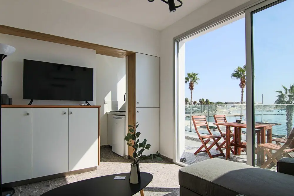 Пафос: Phaedrus Living: Seaview Studio Suite Lighthouse 52