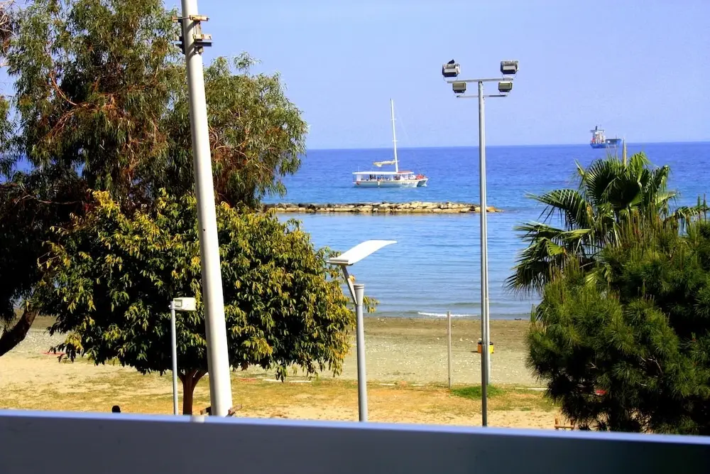 Лимассол: Blue Coast