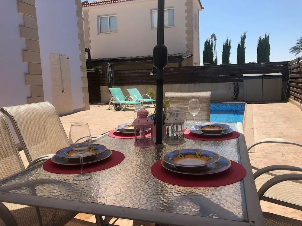 Паралимни: Stylianos Villa